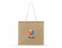 Sacola ecológica de juta, resistente e sustentável, com alças costuradas internamente para maior durabilidade. Ideal para compras e uso diário.