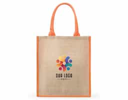 Sacola ecológica confeccionada em juta, um material resistente e sustentável, ideal para quem busca reduzir o impacto ambiental. Com um design prático e versátil, possui alças costuradas na parte interna, garantindo maior durabilidade e conforto ao carregar. Perfeita para compras, passeios ou uso diário, essa sacola é uma excelente alternativa às sacolas plásticas, ajudando a preservar o meio ambiente com estilo e funcionalidade