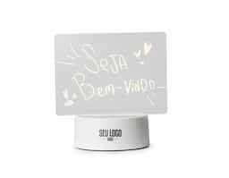 Anote recados e decore ambientes como quartos, escritórios ou salas de estudos com esta luminária moderna e versátil. Ela combina iluminação suave em sua lousa produzida em acrílico, permitindo escrever mensagens e desenhos criativos. Sua base possui antiderrapante em EVA e o seu é funcionamento via USB. Além disso, acompanha caneta com tampa apagadora e um pano para auxiliar na hora da limpeza.