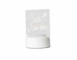 Anote recados e decore ambientes como quartos, escritórios ou salas de estudos com esta luminária moderna e versátil. Ela combina iluminação suave em sua lousa produzida em acrílico, permitindo escrever mensagens e desenhos criativos. Sua base possui antiderrapante em EVA e o seu é funcionamento via USB. Além disso, acompanha caneta com tampa apagadora e um pano para auxiliar na hora da limpeza.