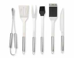 Se você é apaixonado por churrasco e gosta de preparar carnes deliciosas, este kit é a escolha perfeita! Nosso kit churrasco possui 6 peças essenciais de alumínio, garantindo um manuseio preciso e incluindo uma escova para manter a grelha sempre limpa. O kit é composto por pegador, espátula, pincel, garfo e escova para grelha com dois furos para pendurá-la onde desejar. Além disso, as peças vêm acomodadas em um estojo de nylon com alça, tornando o kit fácil de transportar e proteger. Esse kit é tudo o que o seu cliente precisa para preparar um churrasco saboroso e com eficiência.