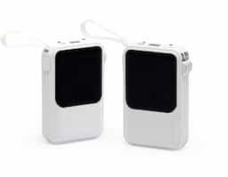 Carregador portátil em plástico com capacidade de até 10.000mAh. Possui display para visualização de percentual de carga do power bank e quatro cabos com saída para micro-USB, USB-C, Lightning e USB, além de entradas USB e USB-C dedicadas apenas para a recarga do próprio dispositivo portátil. Conta ainda com alça de borracha e um tamanho compacto para um transporte discreto, ele possui uma capacidade real de 6.000mAh para manter os dispositivos sempre carregados. Acompanha cabo USB-C.
