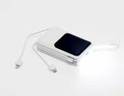 Carregador portátil em plástico com capacidade de até 10.000mAh. Possui display para visualização de percentual de carga do power bank e quatro cabos com saída para micro-USB, USB-C, Lightning e USB, além de entradas USB e USB-C dedicadas apenas para a recarga do próprio dispositivo portátil. Conta ainda com alça de borracha e um tamanho compacto para um transporte discreto, ele possui uma capacidade real de 6.000mAh para manter os dispositivos sempre carregados. Acompanha cabo USB-C.
