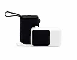 Carregador portátil em plástico com capacidade de até 10.000mAh. Possui display para visualização de percentual de carga do power bank e quatro cabos com saída para micro-USB, USB-C, Lightning e USB, além de entradas USB e USB-C dedicadas apenas para a recarga do próprio dispositivo portátil. Conta ainda com alça de borracha e um tamanho compacto para um transporte discreto, ele possui uma capacidade real de 6.000mAh para manter os dispositivos sempre carregados. Acompanha cabo USB-C.