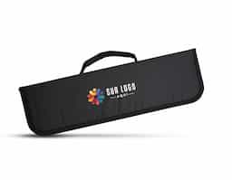 Praticidade para qualquer churrasco! Este kit conta com quatro peças essenciais: espátula, garfo, pegador e faca de 6 polegadas, todas em aço inox com cabos de madeira, acomodadas em um estojo de nylon que facilita o armazenamento e transporte. Para maior exclusividade, acompanha uma plaquinha metálica personalizável com verso autoadesivo.