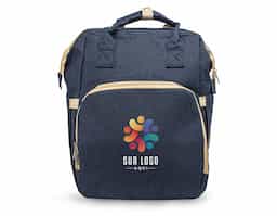 Mais do que uma mochila, ela é perfeita para quem valoriza organização inteligente e precisa de espaço suficiente para levar tudo o que precisa! Versátil , pode ser usada como bolsa, berço e até trocador, adaptando-se às suas necessidades com facilidade. Feita de nylon resistente à água, conta com quatro compartimentos inteligentes: um frontal com três bolsos térmicos, ideais para manter itens sensíveis na temperatura certa, dois bolsos laterais com elástico, incluindo um prático compartimento para lenços umedecidos, e um compartimento principal espaçoso com quatro bolsos internos para manter tudo no lugar. Conta também com um compartimento funcional que transforma a mochila em um berço ao abrir o zíper por completo. Acompanha um mini colchão e dois acessórios, permitindo montá-lo sempre que precisar. E para tornar o seu dia a dia ainda mais prático, ela conta com duas alças de mão e mais duas extras, permitindo pendurá-la onde for mais conveniente. Essa mochila é perfeita para atender as mais diversas demandas do dia a dia de forma prática e eficiente.