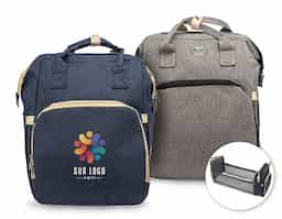 Mais do que uma mochila, ela é perfeita para quem valoriza organização inteligente e precisa de espaço suficiente para levar tudo o que precisa! Versátil , pode ser usada como bolsa, berço e até trocador, adaptando-se às suas necessidades com facilidade. Feita de nylon resistente à água, conta com quatro compartimentos inteligentes: um frontal com três bolsos térmicos, ideais para manter itens sensíveis na temperatura certa, dois bolsos laterais com elástico, incluindo um prático compartimento para lenços umedecidos, e um compartimento principal espaçoso com quatro bolsos internos para manter tudo no lugar. Conta também com um compartimento funcional que transforma a mochila em um berço ao abrir o zíper por completo. Acompanha um mini colchão e dois acessórios, permitindo montá-lo sempre que precisar. E para tornar o seu dia a dia ainda mais prático, ela conta com duas alças de mão e mais duas extras, permitindo pendurá-la onde for mais conveniente. Essa mochila é perfeita para atender as mais diversas demandas do dia a dia de forma prática e eficiente.