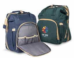Mais do que uma mochila, ela é perfeita para quem valoriza organização inteligente e precisa de espaço suficiente para levar tudo o que precisa! Versátil , pode ser usada como bolsa, berço e até trocador, adaptando-se às suas necessidades com facilidade. Feita de nylon resistente à água, conta com quatro compartimentos inteligentes: um frontal com três bolsos térmicos, ideais para manter itens sensíveis na temperatura certa, dois bolsos laterais com elástico, incluindo um prático compartimento para lenços umedecidos, e um compartimento principal espaçoso com quatro bolsos internos para manter tudo no lugar. Conta também com um compartimento funcional que transforma a mochila em um berço ao abrir o zíper por completo. Acompanha um mini colchão e dois acessórios, permitindo montá-lo sempre que precisar. E para tornar o seu dia a dia ainda mais prático, ela conta com duas alças de mão e mais duas extras, permitindo pendurá-la onde for mais conveniente. Essa mochila é perfeita para atender as mais diversas demandas do dia a dia de forma prática e eficiente.