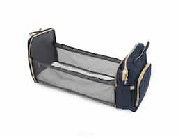 Mais do que uma mochila, ela é perfeita para quem valoriza organização inteligente e precisa de espaço suficiente para levar tudo o que precisa! Versátil , pode ser usada como bolsa, berço e até trocador, adaptando-se às suas necessidades com facilidade. Feita de nylon resistente à água, conta com quatro compartimentos inteligentes: um frontal com três bolsos térmicos, ideais para manter itens sensíveis na temperatura certa, dois bolsos laterais com elástico, incluindo um prático compartimento para lenços umedecidos, e um compartimento principal espaçoso com quatro bolsos internos para manter tudo no lugar. Conta também com um compartimento funcional que transforma a mochila em um berço ao abrir o zíper por completo. Acompanha um mini colchão e dois acessórios, permitindo montá-lo sempre que precisar. E para tornar o seu dia a dia ainda mais prático, ela conta com duas alças de mão e mais duas extras, permitindo pendurá-la onde for mais conveniente. Essa mochila é perfeita para atender as mais diversas demandas do dia a dia de forma prática e eficiente.