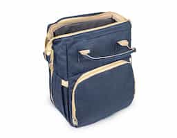 Mais do que uma mochila, ela é perfeita para quem valoriza organização inteligente e precisa de espaço suficiente para levar tudo o que precisa! Versátil , pode ser usada como bolsa, berço e até trocador, adaptando-se às suas necessidades com facilidade. Feita de nylon resistente à água, conta com quatro compartimentos inteligentes: um frontal com três bolsos térmicos, ideais para manter itens sensíveis na temperatura certa, dois bolsos laterais com elástico, incluindo um prático compartimento para lenços umedecidos, e um compartimento principal espaçoso com quatro bolsos internos para manter tudo no lugar. Conta também com um compartimento funcional que transforma a mochila em um berço ao abrir o zíper por completo. Acompanha um mini colchão e dois acessórios, permitindo montá-lo sempre que precisar. E para tornar o seu dia a dia ainda mais prático, ela conta com duas alças de mão e mais duas extras, permitindo pendurá-la onde for mais conveniente. Essa mochila é perfeita para atender as mais diversas demandas do dia a dia de forma prática e eficiente.