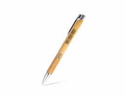 A nossa caneta ecológica de bambu é a opção perfeita para acompanhar uma rotina repleta de registros. Com um design elegante, ela conta com clipe metálico, carga esferográfica azul de 1.0mm e acionamento por clique, unindo praticidade e sustentabilidade. Para torná-la ainda mais exclusiva, acompanha um estojo de papel com estampa que imita bambu.
