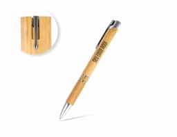 A nossa caneta ecológica de bambu é a opção perfeita para acompanhar uma rotina repleta de registros. Com um design elegante, ela conta com clipe metálico, carga esferográfica azul de 1.0mm e acionamento por clique, unindo praticidade e sustentabilidade. Para torná-la ainda mais exclusiva, acompanha um estojo de papel com estampa que imita bambu.