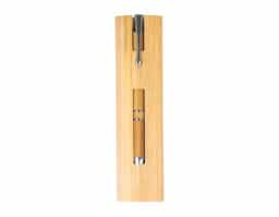 A nossa caneta ecológica de bambu é a opção perfeita para acompanhar uma rotina repleta de registros. Com um design elegante, ela conta com clipe metálico, carga esferográfica azul de 1.0mm e acionamento por clique, unindo praticidade e sustentabilidade. Para torná-la ainda mais exclusiva, acompanha um estojo de papel com estampa que imita bambu.