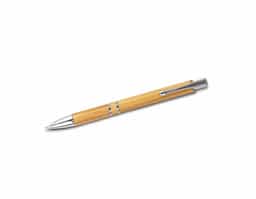 A nossa caneta ecológica de bambu é a opção perfeita para acompanhar uma rotina repleta de registros. Com um design elegante, ela conta com clipe metálico, carga esferográfica azul de 1.0mm e acionamento por clique, unindo praticidade e sustentabilidade. Para torná-la ainda mais exclusiva, acompanha um estojo de papel com estampa que imita bambu.