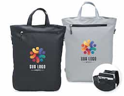 Nossa Mochila de PU 18L é a solução perfeita para te acompanhar nas mais diversas necessidades, podendo ser utilizada de três formas, se adaptando facilmente a diferentes ocasiões. Com um design moderno e descontraído, inspirado no formato saco, é feita em PU resistente à água e conta com três compartimentos: um frontal, outro na parte traseira, onde as alças podem ser guardadas quando usada como bolsa e, quando utilizada no modo mochila, esse espaço se transforma em mais um compartimento. Já o compartimento principal oferece amplo espaço e um bolso com zíper para manter itens menores acessíveis e fáceis de encontrar. Além disso, possui alças de mão e uma alça transversal removível, proporcionando ainda mais versatilidade. Seu design flexível a torna uma excelente escolha para quem busca uma bolsa funcional e estilosa.