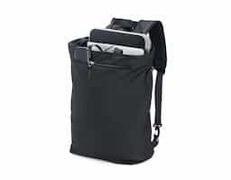 Nossa Mochila de PU 18L é a solução perfeita para te acompanhar nas mais diversas necessidades, podendo ser utilizada de três formas, se adaptando facilmente a diferentes ocasiões. Com um design moderno e descontraído, inspirado no formato saco, é feita em PU resistente à água e conta com três compartimentos: um frontal, outro na parte traseira, onde as alças podem ser guardadas quando usada como bolsa e, quando utilizada no modo mochila, esse espaço se transforma em mais um compartimento. Já o compartimento principal oferece amplo espaço e um bolso com zíper para manter itens menores acessíveis e fáceis de encontrar. Além disso, possui alças de mão e uma alça transversal removível, proporcionando ainda mais versatilidade. Seu design flexível a torna uma excelente escolha para quem busca uma bolsa funcional e estilosa.