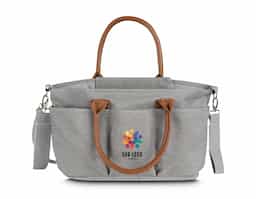 Nossa bolsa multifuncional de 8 litros é projetada para se adaptar a diferentes ocasiões. Produzida em poliéster com tecido resistente à água, possui alças em couro sintético que combinam com um design moderno e prático, ideal para guardar diversos itens, como os de bebê, trabalho e afins. A parte interna oferece um espaço amplo e adaptável, com duas divisórias contendo velcro que permitem criar até três compartimentos separados. Além disso, possui um bolso com zíper e três bolsos internos, sendo um deles com elástico para facilitar o acesso. O fechamento da bolsa é feito por um compartimento que protege a parte central. Para torná-la ainda mais funcional, conta com um compartimento térmico integrado, ajudando a manter a bebida na temperatura ideal por mais tempo. Na parte externa, há cinco bolsos adicionais, além de um engate de nylon com fechamento em velcro, perfeito para prender em carrinhos de bebê ou onde desejar. Suas alças podem ser usadas no ombro ou nas mãos. Além disso, conta com uma alça extra ajustável e removível, oferecendo mais versatilidade sempre que necessário. Essa bolsa é uma excelente opção de brinde, unindo modernidade e praticidade.