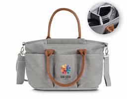 Nossa bolsa multifuncional de 8 litros é projetada para se adaptar a diferentes ocasiões. Produzida em poliéster com tecido resistente à água, possui alças em couro sintético que combinam com um design moderno e prático, ideal para guardar diversos itens, como os de bebê, trabalho e afins. A parte interna oferece um espaço amplo e adaptável, com duas divisórias contendo velcro que permitem criar até três compartimentos separados. Além disso, possui um bolso com zíper e três bolsos internos, sendo um deles com elástico para facilitar o acesso. O fechamento da bolsa é feito por um compartimento que protege a parte central. Para torná-la ainda mais funcional, conta com um compartimento térmico integrado, ajudando a manter a bebida na temperatura ideal por mais tempo. Na parte externa, há cinco bolsos adicionais, além de um engate de nylon com fechamento em velcro, perfeito para prender em carrinhos de bebê ou onde desejar. Suas alças podem ser usadas no ombro ou nas mãos. Além disso, conta com uma alça extra ajustável e removível, oferecendo mais versatilidade sempre que necessário. Essa bolsa é uma excelente opção de brinde, unindo modernidade e praticidade.