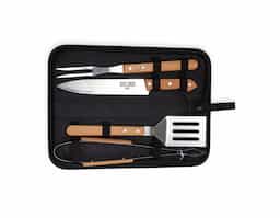 Prepare churrascos memoráveis e deliciosos com o nosso kit  com quatro peças essenciais: espátula, garfo, pegador e faca de 7 polegadas, todas em aço inox com cabos de madeira, acomodadas em um estojo de nylon que facilita o armazenamento e transporte. Para maior exclusividade, acompanha uma plaquinha metálica personalizável com verso autoadesivo.