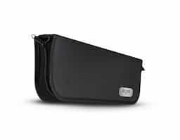 Prepare churrascos memoráveis e deliciosos com o nosso kit  com quatro peças essenciais: espátula, garfo, pegador e faca de 7 polegadas, todas em aço inox com cabos de madeira, acomodadas em um estojo de nylon que facilita o armazenamento e transporte. Para maior exclusividade, acompanha uma plaquinha metálica personalizável com verso autoadesivo.