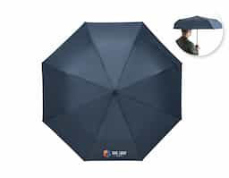 Guarda-chuva em poliéster 100% reciclado 190T pongee, com varetas em fibra de vidro e pega em PP. O guarda-chuva, dobrável em 3 secções, tem abertura automática e é à prova de vento.