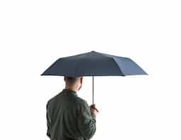 Guarda-chuva em poliéster 100% reciclado 190T pongee, com varetas em fibra de vidro e pega em PP. O guarda-chuva, dobrável em 3 secções, tem abertura automática e é à prova de vento.
