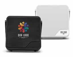 Coluna portátil em ABS (100% rABS) com proteção à prova d'água IPX7. Desfrute de uma qualidade de som superior graças aos graves profundos e aos 5W de potência sonora. O sistema TWS permite obter uma experiência mais imersiva, pois permite conectar 2 colunas Dipster em simultâneo, funcionado em estéreo uma como o canal esquerdo e outra como o direito. Graças à bateria de grande capacidade, 1.800mAh, permite um tempo de reprodução aproximado de 11 horas. O microfone incorporado permite que esta coluna seja usada para fazer chamadas telefónicas, como dispositivo de áudio para vídeo conferências e a integração com o assistente de voz Siri. Incluso cabo USB-A para USB-C para carregamento da bateria