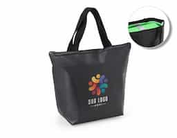Compacta mas com muito espaço! Nossa bolsa térmica, feita em TNT possui forro térmico com lâminas de alumínio e capacidade de até 7L. Seja para um piquenique no parque, uma viagem à praia ou simplesmente para o transporte diário de alimentos e bebidas, esta bolsa térmica é a solução perfeita.