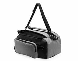 Versátil e pronta para o dia a dia! Mochila de 32 litros, resistente à água e feita em poliéster com detalhes emborrachados, conta com três compartimentos, sendo o principal com bolso para notebook de até 13 polegadas, além de um compartimento exclusivo para tênis, garantindo organização e separação eficiente dos pertences. Possui também bolso lateral de malha para acesso rápido aos itens. Equipada com mosquetão de alumínio, a mochila conta com alça de mão, além da área costada e alças para costas revestidas com espuma, oferecendo maior conforto durante o transporte. Acompanha alça transversal regulável, permitindo usá-la no formato de bolsa, o que proporciona ainda mais versatilidade no uso diário.