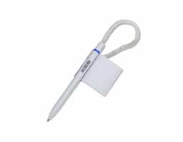 Caneta de balcão fabricada em plástico, acompanhada de suporte fixo e adesivo autocolante para melhor aderência a superfícies. Possui carga esferográfica na cor azul, proporcionando escrita suave e precisa. Ideal para uso em estabelecimentos comerciais, recepções e escritórios
