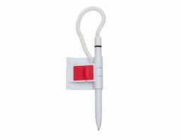 Caneta de balcão fabricada em plástico, acompanhada de suporte fixo e adesivo autocolante para melhor aderência a superfícies. Possui carga esferográfica na cor azul, proporcionando escrita suave e precisa. Ideal para uso em estabelecimentos comerciais, recepções e escritórios