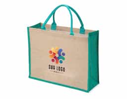 Sacola ecológica confeccionada em juta, um material resistente e sustentável, ideal para substituir as sacolas plásticas convencionais. Suas alças são firmemente costuradas na parte interna, garantindo maior durabilidade e conforto ao transportar objetos. Perfeita para compras, passeios ou uso diário, essa sacola contribui para a redução do impacto ambiental, sendo uma excelente opção para quem busca alternativas ecológicas e práticas. Além disso, a juta é biodegradável e possui um visual rústico e elegante, combinando estilo e consciência ambiental.