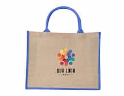 Sacola ecológica confeccionada em juta, um material resistente e sustentável, ideal para substituir as sacolas plásticas convencionais. Suas alças são firmemente costuradas na parte interna, garantindo maior durabilidade e conforto ao transportar objetos. Perfeita para compras, passeios ou uso diário, essa sacola contribui para a redução do impacto ambiental, sendo uma excelente opção para quem busca alternativas ecológicas e práticas. Além disso, a juta é biodegradável e possui um visual rústico e elegante, combinando estilo e consciência ambiental.