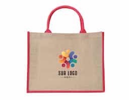 Sacola ecológica confeccionada em juta, um material resistente e sustentável, ideal para substituir as sacolas plásticas convencionais. Suas alças são firmemente costuradas na parte interna, garantindo maior durabilidade e conforto ao transportar objetos. Perfeita para compras, passeios ou uso diário, essa sacola contribui para a redução do impacto ambiental, sendo uma excelente opção para quem busca alternativas ecológicas e práticas. Além disso, a juta é biodegradável e possui um visual rústico e elegante, combinando estilo e consciência ambiental.