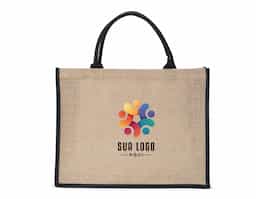 Sacola ecológica confeccionada em juta, um material resistente e sustentável, ideal para substituir as sacolas plásticas convencionais. Suas alças são firmemente costuradas na parte interna, garantindo maior durabilidade e conforto ao transportar objetos. Perfeita para compras, passeios ou uso diário, essa sacola contribui para a redução do impacto ambiental, sendo uma excelente opção para quem busca alternativas ecológicas e práticas. Além disso, a juta é biodegradável e possui um visual rústico e elegante, combinando estilo e consciência ambiental.