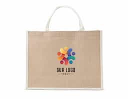 Sacola ecológica confeccionada em juta, um material resistente e sustentável, ideal para substituir as sacolas plásticas convencionais. Suas alças são firmemente costuradas na parte interna, garantindo maior durabilidade e conforto ao transportar objetos. Perfeita para compras, passeios ou uso diário, essa sacola contribui para a redução do impacto ambiental, sendo uma excelente opção para quem busca alternativas ecológicas e práticas. Além disso, a juta é biodegradável e possui um visual rústico e elegante, combinando estilo e consciência ambiental.