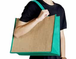 Sacola ecológica confeccionada em juta, um material resistente e sustentável, ideal para substituir as sacolas plásticas convencionais. Suas alças são firmemente costuradas na parte interna, garantindo maior durabilidade e conforto ao transportar objetos. Perfeita para compras, passeios ou uso diário, essa sacola contribui para a redução do impacto ambiental, sendo uma excelente opção para quem busca alternativas ecológicas e práticas. Além disso, a juta é biodegradável e possui um visual rústico e elegante, combinando estilo e consciência ambiental.
