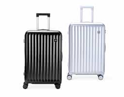 Pensada para tornar as viagens mais práticas e confortáveis, esta mala combina estrutura resistente com design exclusivo e espaço para personalização. Leve e ideal para acompanhar suas viagens, ela conta com espaço interno com divisória, que contém bolso em tela e outro espaço com cinta compressora para manter tudo no lugar. Além disso, conta com 4 apoios laterais para descanso e 4 rodas com giro 360°, oferecendo facilidade de locomoção em qualquer direção. Seu puxador ergonômico ajustável, 2 alças de mãos e cadeado TSA garantem máxima proteção e mobilidade. A escolha perfeita para quem busca uma mala espaçosa, fácil de manusear e que proporciona praticidade e segurança durante as viagens.