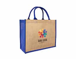 Sacola ecológica confeccionada em juta, um material sustentável, resistente e biodegradável, ideal para reduzir o consumo de plásticos e minimizar impactos ambientais. Com design rústico e elegante, essa sacola é perfeita para compras, passeios ou uso diário. Suas alças são costuradas na parte interna, proporcionando maior resistência e conforto ao carregar diversos tipos de objetos. Além de ser reutilizável, a juta oferece uma textura diferenciada e um toque natural ao acessório, tornando-o uma excelente opção para quem busca praticidade aliada à sustentabilidade. Ideal para empresas que desejam personalizar brindes ecológicos e promover a conscientização ambiental.