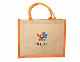 Sacola ecológica confeccionada em juta, um material sustentável, resistente e biodegradável, ideal para reduzir o consumo de plásticos e minimizar impactos ambientais. Com design rústico e elegante, essa sacola é perfeita para compras, passeios ou uso diário. Suas alças são costuradas na parte interna, proporcionando maior resistência e conforto ao carregar diversos tipos de objetos. Além de ser reutilizável, a juta oferece uma textura diferenciada e um toque natural ao acessório, tornando-o uma excelente opção para quem busca praticidade aliada à sustentabilidade. Ideal para empresas que desejam personalizar brindes ecológicos e promover a conscientização ambiental.