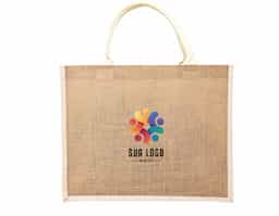Sacola ecológica confeccionada em juta, um material sustentável, resistente e biodegradável, ideal para reduzir o consumo de plásticos e minimizar impactos ambientais. Com design rústico e elegante, essa sacola é perfeita para compras, passeios ou uso diário. Suas alças são costuradas na parte interna, proporcionando maior resistência e conforto ao carregar diversos tipos de objetos. Além de ser reutilizável, a juta oferece uma textura diferenciada e um toque natural ao acessório, tornando-o uma excelente opção para quem busca praticidade aliada à sustentabilidade. Ideal para empresas que desejam personalizar brindes ecológicos e promover a conscientização ambiental.
