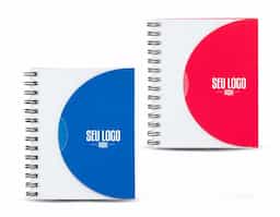 Nosso caderno é feito para atender às mais diversas necessidades, seja para fazer anotações, rabiscos ou até mesmo desenhos. Feito em material plástico, suas principais características incluem fechamento em formato de envelope, wire-o, capa transparente com textura fosca e 80 páginas brancas sem pautas.