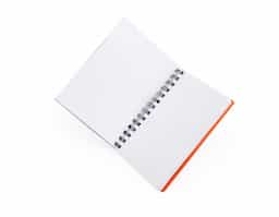 Nosso caderno é feito para atender às mais diversas necessidades, seja para fazer anotações, rabiscos ou até mesmo desenhos. Feito em material plástico, suas principais características incluem fechamento em formato de envelope, wire-o, capa transparente com textura fosca e 80 páginas brancas sem pautas.
