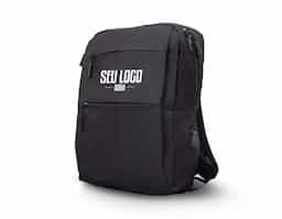Leve tudo o que precisa com organização, sem abrir mão do conforto. Projetada para oferecer mais comodidade ao guardar os itens, nossa mochila de nylon resistente à água, com 17 litros, conta com 4 compartimentos, sendo o principal amplo, com divisórias para itens como canetas, documentos, cartões e um bolso dedicado para notebook de até 15,6. Na parte frontal, são três compartimentos, sendo um maior, ideal para guardar documentos importantes de folhas maiores. Para facilitar ainda mais a rotina, ela possui um bolso lateral, perfeito para garrafas ou itens menores, além de uma entrada USB, garantindo mais praticidade para manter seus dispositivos sempre carregados. Essa mochila é tudo o que precisa para acompanhar seu ritmo e manter tudo no lugar, aonde quer que você vá.