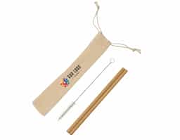 Esse kit oferece uma opção sustentável aos canudos descartáveis, ajudando a diminuir o uso de plástico no dia a dia. São 2 canudos de bambu, duráveis e naturais, acompanhados de uma escova de limpeza com ponteira plástica para que você possa reutilizá-los sempre que quiser. Tudo isso em um estojo de algodão reciclado com ajuste, perfeito para manter seus canudos sempre à mão e bem protegidos.