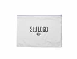 Pasta de pvc cristal transparente com fechamento zip zap. OBS.: Para prolongar a vida útil do material pvc, atente-se as condições ideais de armazenamento: mantenha o material em local seco e arejado, livre da exposição ao sol e altas temperaturas.
