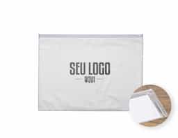 Pasta de pvc cristal transparente com fechamento zip zap. OBS.: Para prolongar a vida útil do material pvc, atente-se as condições ideais de armazenamento: mantenha o material em local seco e arejado, livre da exposição ao sol e altas temperaturas.