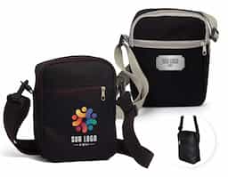 Bolsa de ombro em nylon, resistente e estilosa, com dois compartimentos espaçosos. O principal conta com um bolso interno telado para melhor organização. Possui alça ajustável para maior conforto e versatilidade.