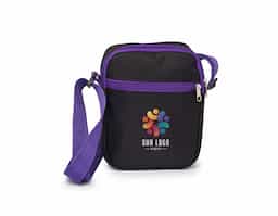 Bolsa de ombro em nylon, resistente e estilosa, com dois compartimentos espaçosos. O principal conta com um bolso interno telado para melhor organização. Possui alça ajustável para maior conforto e versatilidade.