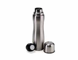 Garrafa térmica de 700ml, fabricada em inox 304, com tampa rosqueável de inox que também pode ser usada como copo. A tampa interna em plástico resistente permite abertura e fechamento com um clique. Seu design robusto e todo em inox trazem modernidade e praticidade, mantendo suas bebidas na temperatura ideal.